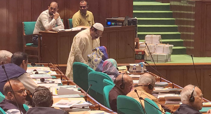 প্রধানমন্ত্রীর পা ছুঁয়ে সালাম করলেন এমপি দুদু