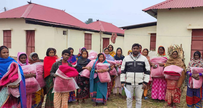 পত্নীতলায় শীতার্ত মানুষের মাঝে কম্বল বিতরণ