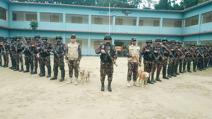 চাঁপাইনবাবগঞ্জে ভোট কেন্দ্রে ডগ স্কোয়াডের তল্লাশী