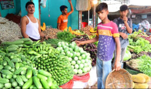 ফুলবাড়ীতে দাম বেড়েছে মুরগি ও সবজির