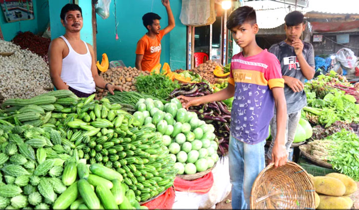 ফুলবাড়ীতে দাম বেড়েছে মুরগি ও সবজির