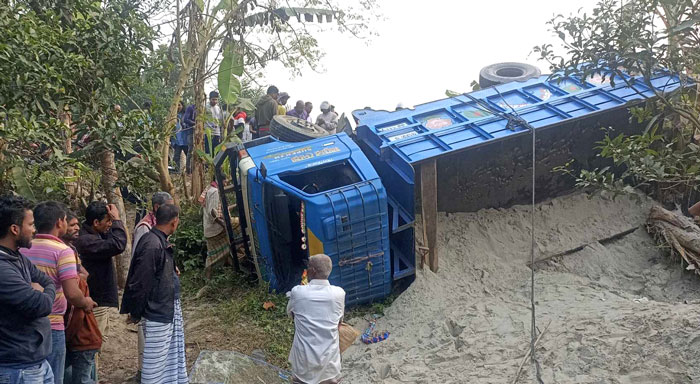 মোটরসাইকেল চালককে বাঁচাতে গিয়ে বালু শ্রমিকের মৃত্যু