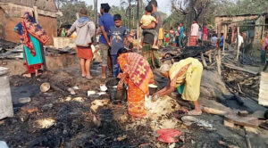 বদলগাছীতে বৈদ্যুতিক শর্ট সার্কিট থেকে আগুন লেগে ১৯টি বাড়ি-ঘর ভূষ্মিভূত