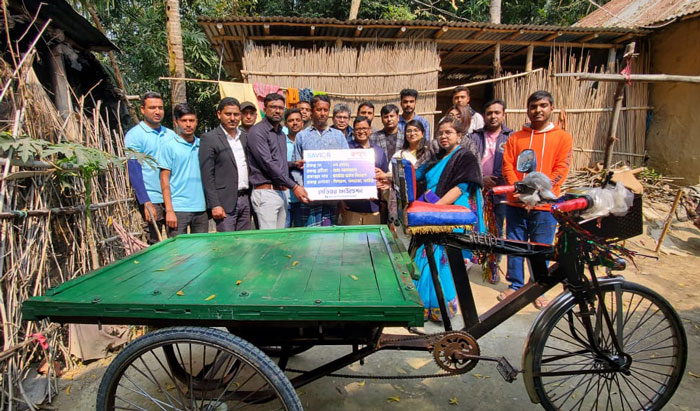 নাটোরের আলমাসের হাতে ভ্যান গাড়ির চাবি হস্তান্তর