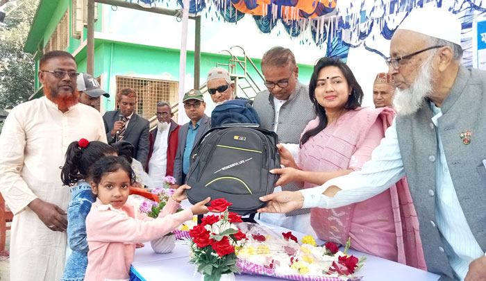 বেলকুচিতে কৃতি শিক্ষার্থীদের বৃত্তি প্রদান