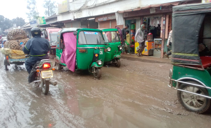 রায়গঞ্জে বৃষ্টি হলেই সড়কে সৃষ্টি হয় কাঁদা