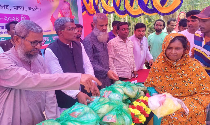 মান্দায় স্বেচ্ছাসেবী সংগঠনের ঈদসামগ্রী বিতরণ