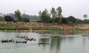 মহাদেবপুরে রিভার পার্কে ঈদ আনন্দ মেলা ও নৌকা বাইচ