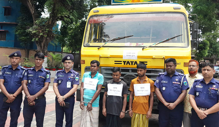 নন্দীগ্রামে ছিনতাই হওয়া ধানবোঝাই ট্রাকসহ গ্রেপ্তার ৩