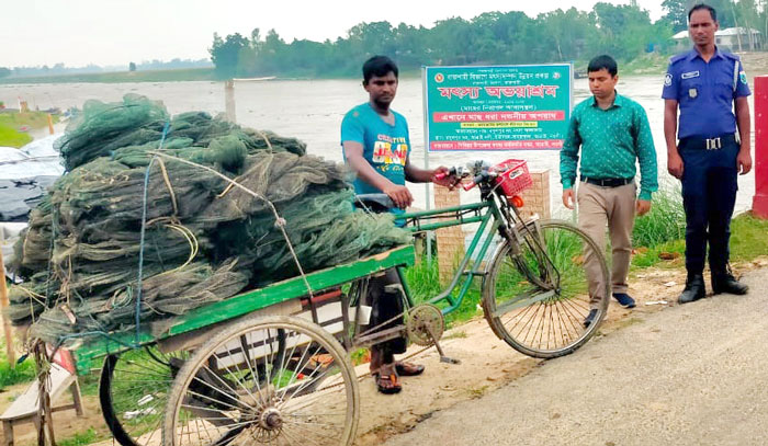 আত্রাইয়ে দুই হাজার মিটার নিষিদ্ধ রিং জাল ধ্বংস