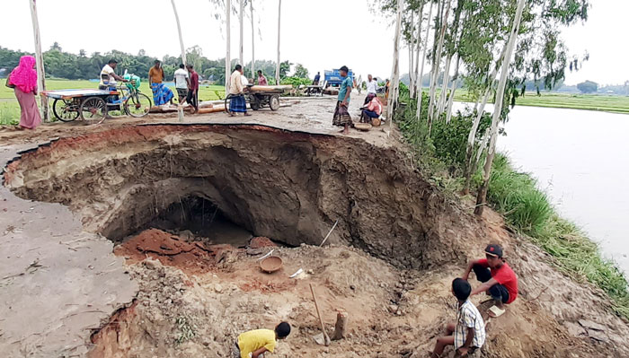 আত্রাইয়ে বন্যার আগেই একাধীক পাকা সড়কে ধ্বস, যোগাযোগ বিচ্ছিন্ন