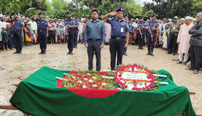 পোরশায় মুক্তিযোদ্ধাকে রাস্ট্রীয় মর্যাদায় দাফন