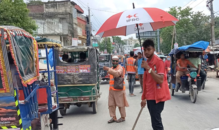 ট্রাফিক পুলিশের দায়িত্ব পালনে ইসলামি আন্দোলন ও রেড ক্রিসেন্টের কর্মীরা