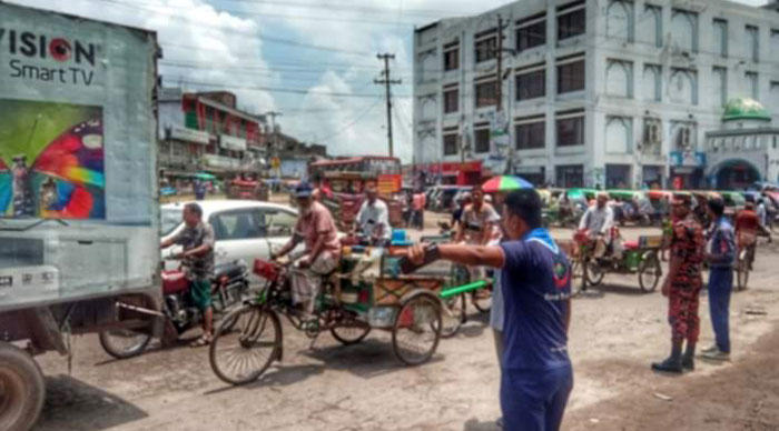 পত্নীতলায় যানজট নিরসনে কাজ করছেন শিক্ষার্থীরা