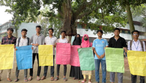 গোমস্তাপুরে শিক্ষার্থীদের ট্রাফিক নিয়ন্ত্রণ ও সচেতনেতা কার্যক্রম অব্যাহত