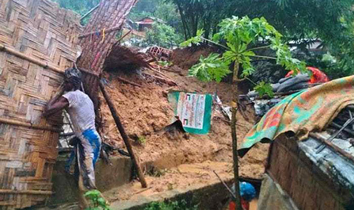 রোহিঙ্গা ক্যাম্পে পাহাড় ধসে নিহত ৩