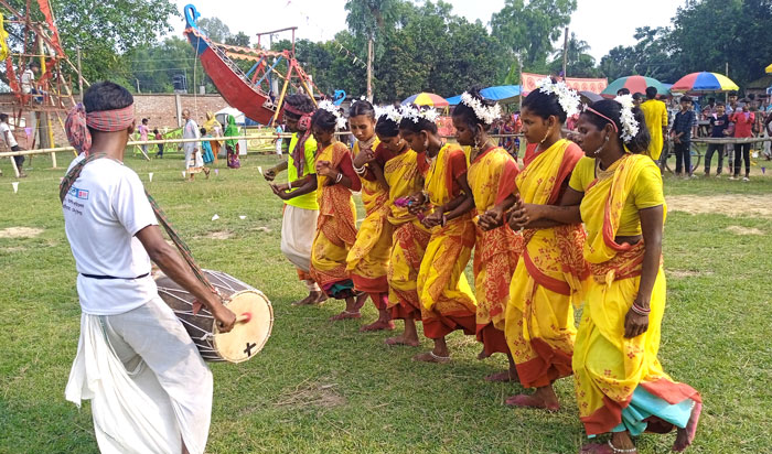 মহাদেবপুরে নৃ-গোষ্ঠীর কারাম উৎসব