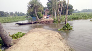 আত্রাইয়ে সুতি জাল দিয়ে মাছ ধরতে নদীর বাঁধ ভেঙ্গে দেয়ার অভিযোগ