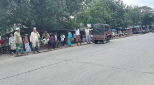 পুঠিয়া বাস স্ট্যান্ডে যাত্রী ছাউনি না থাকায় দুর্ভোগে যাত্রীরা