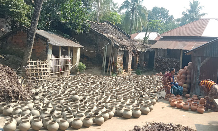 পুঠিয়ায় খেজুরের রস রাখার মাটির পাত্র বিক্রয়ের ধুম