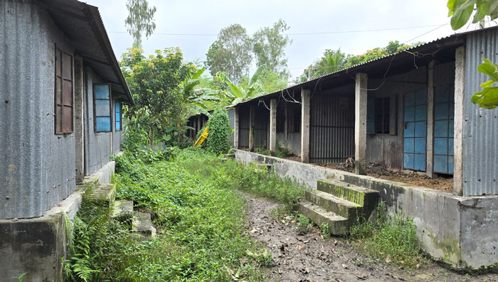 বদলগাছীতে অপরিকল্পিতভাবে গড়ে উঠা আবাসন প্রকল্প, নষ্ট হচ্ছে ব্যারাক