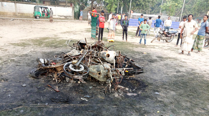 মান্দায় কমিটি গঠন নিয়ে দ্বন্দ্বে ৫টি মোটরসাইকেলে অগ্নি সংযোগ