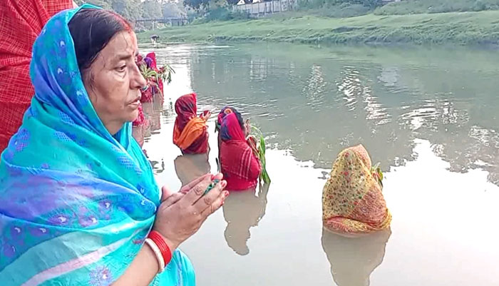 ফুলবাড়ীতে হিন্দু ধর্মালম্বীদের সূর্য্য পূজা