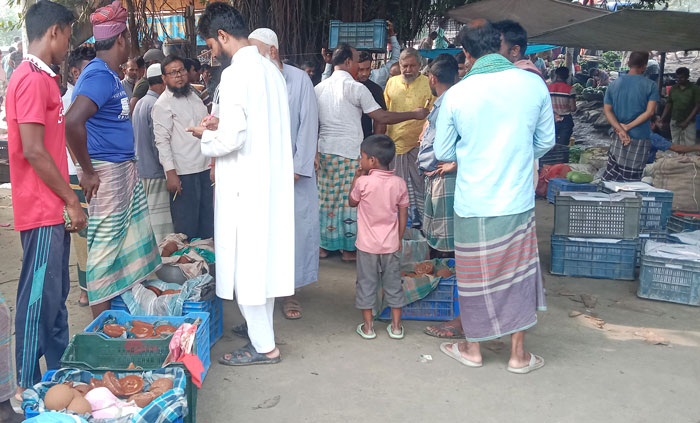 পুঠিয়া হাট বাজারে জমে উঠেছে খেজুরের গুড় কেনা-বেচা