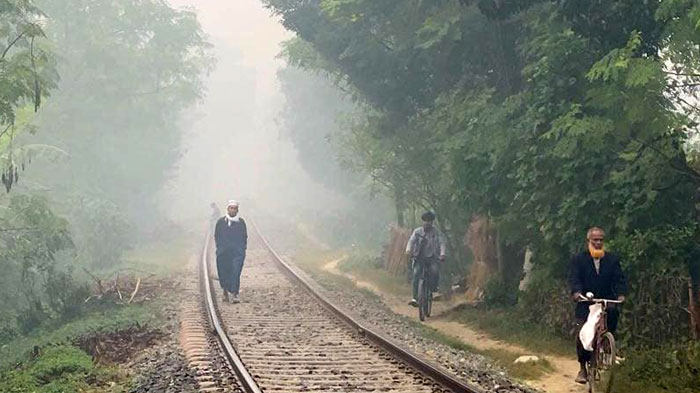 জেঁকে বসেছে শীত, ঘন কুয়াশায় ভরা রাজশাহী মহানগরী