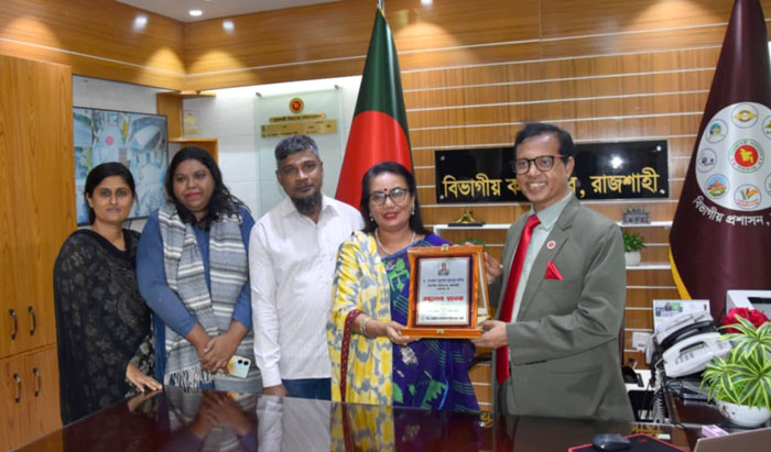 রাজশাহী বিভাগীয় কমিশনারকে ওয়েব’র বিদায়ী সম্মাননা প্রদান