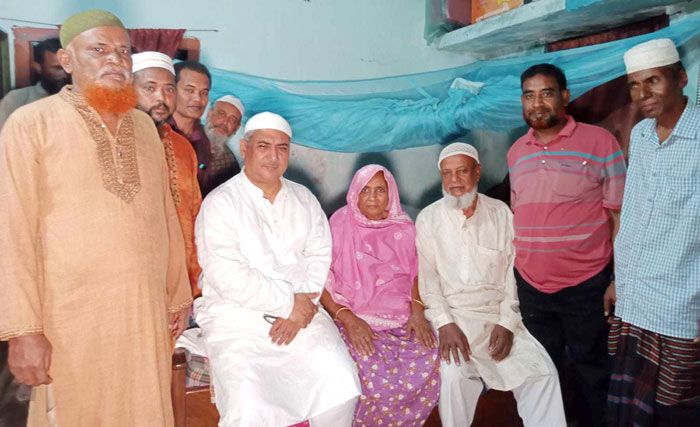 রাজশাহীর কাশিয়াডাঙ্গা এলাকার নগরপাড়া স্কুলের শিক্ষক হবিবুর মাস্টার-এর সাথে সৌজন্য সাক্ষাৎ করেন অ্যাড. শফিকুল হক মিলন। ছবি- ধূমকেতু নিউজ