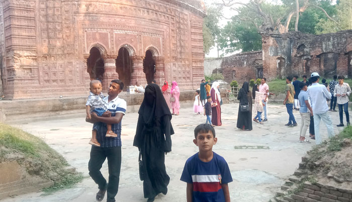 পুঠিয়া রাজবাড়ি জাদুঘরে দর্শনার্থীতে ভরপুর