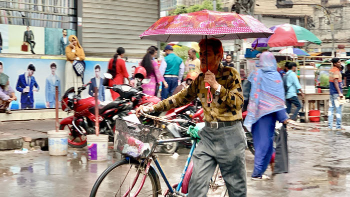 রাজশাহীর আকাশে কালো মেঘ গুড়ি গুড়ি বৃষ্টি, ছবি ধুমকেতু নিউজ