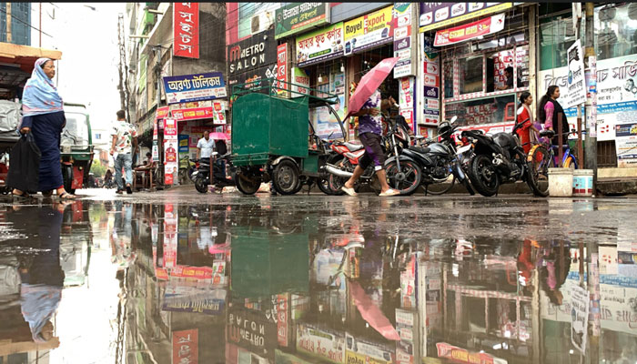রাজশাহীর আকাশে কালো মেঘ গুড়ি গুড়ি বৃষ্টি, ছবি ধুমকেতু নিউজ