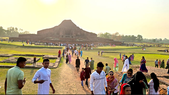 ঐতিহাসিক বৌদ্ধ বিহার পাহাড়পুরে দর্শনার্থীদের ভিড় ।ছবি- ধূমকেতু প্রতিবেদক,সানজাদ রয়েল সাগর,বদলগাছী