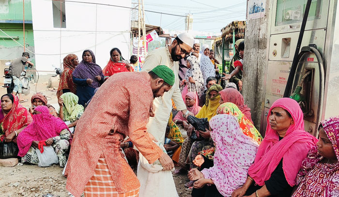 সিংড়ায় দাউদার মাহমুদের ঈদসামগ্রী বিতরণ
