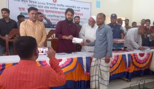 পোরশায় প্রধানমন্ত্রীর তহবিল হতে প্রাপ্ত ত্রাণসামগ্রী বিতরণ
