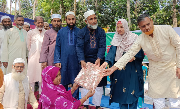 চাঁপাইনবাবগঞ্জ-২ নির্বাচনী এলাকায় শাড়ি ও নগদ অর্থ বিতরণ