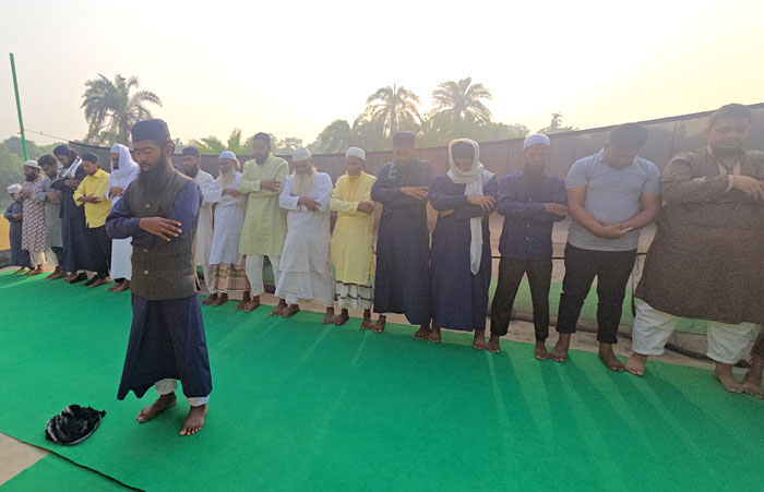 পুঠিয়ায় সৌদির সাথে মিল রেখে ঈদুল ফিতর উদযাপন