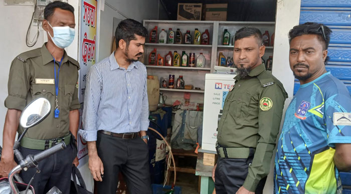 পুঠিয়ায় অতিরিক্ত পেট্রোল মজুদ ও বেশি দামে বিক্রি করায় জরিমানা