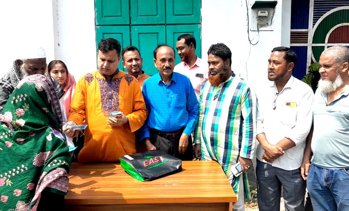 নন্দীগ্রামে দুঃস্থদের মাঝে নগদ অর্থ বিতরণ করলেন এমপি