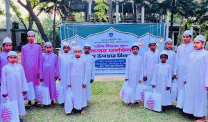 সিংড়ায় এতিম শিশুদের ঈদের পোশাক দিলেন এসএসসি ব্যাচ