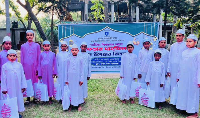 সিংড়ায় এতিম শিশুদের ঈদের পোশাক দিলেন এসএসসি ব্যাচ