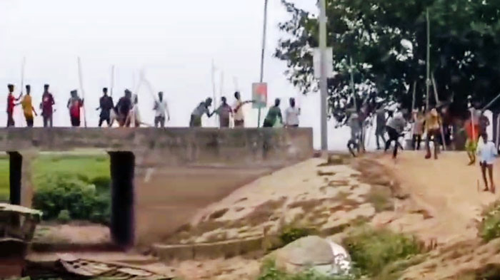 সিংড়ায় জমি নিয়ে দু’পক্ষের সংঘর্ষে নারীসহ আহত ৩০