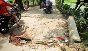 বদলগাছীতে ৭ দিনেও মেরামত হয়নি ভাঙা কালভার্ট, ঝুঁকি নিয়ে চলাচল জনসাধারণের