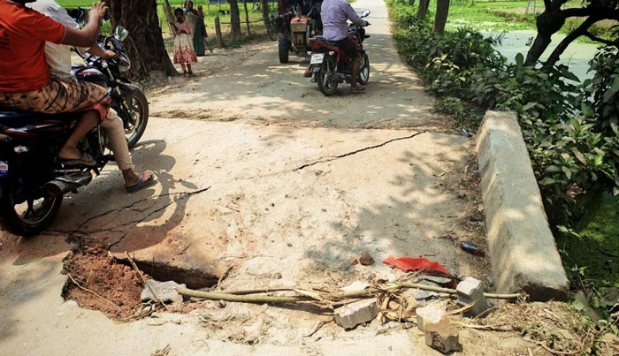 বদলগাছীতে ৭ দিনেও মেরামত হয়নি ভাঙা কালভার্ট, ঝুঁকি নিয়ে চলাচল জনসাধারণের