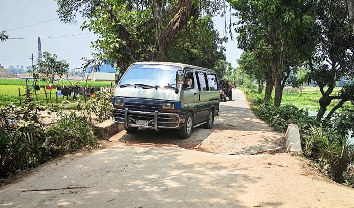 বদলগাছীতে ৭ দিনেও মেরামত হয়নি ভাঙা কালভার্ট, ঝুঁকি নিয়ে চলাচল জনসাধারণের