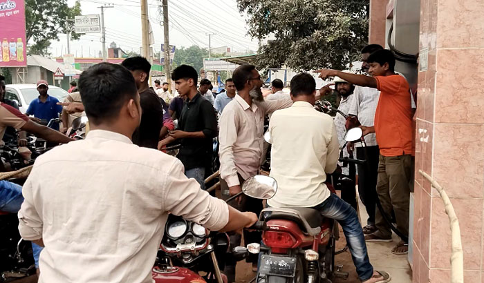 ফুলবাড়ীতে ফুয়েল কার্ড ছাড়া তেল বিক্রি, অতঃপর জরিমানা