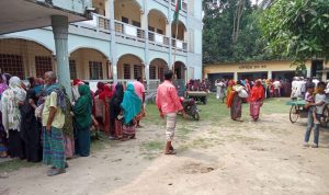 বাঘা পৌরসভায় ভিজিএফ-এর চাল বিতরণ
