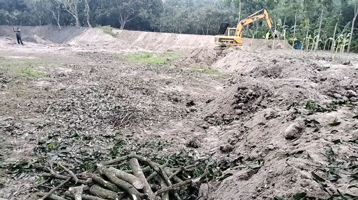 পুঠিয়ায় প্রশাসনের নাম ভাঙ্গিয়ে তিন ফসলি জমিতে পুকুর খনন